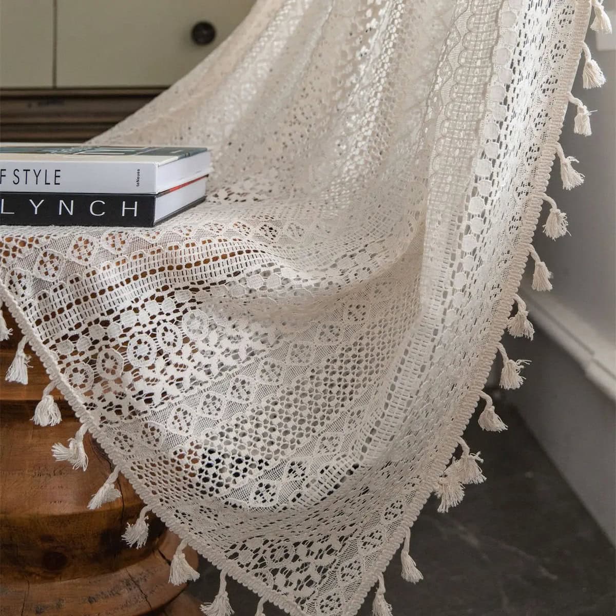 Rideau thermique transparent à motif dentelle avec pompons.