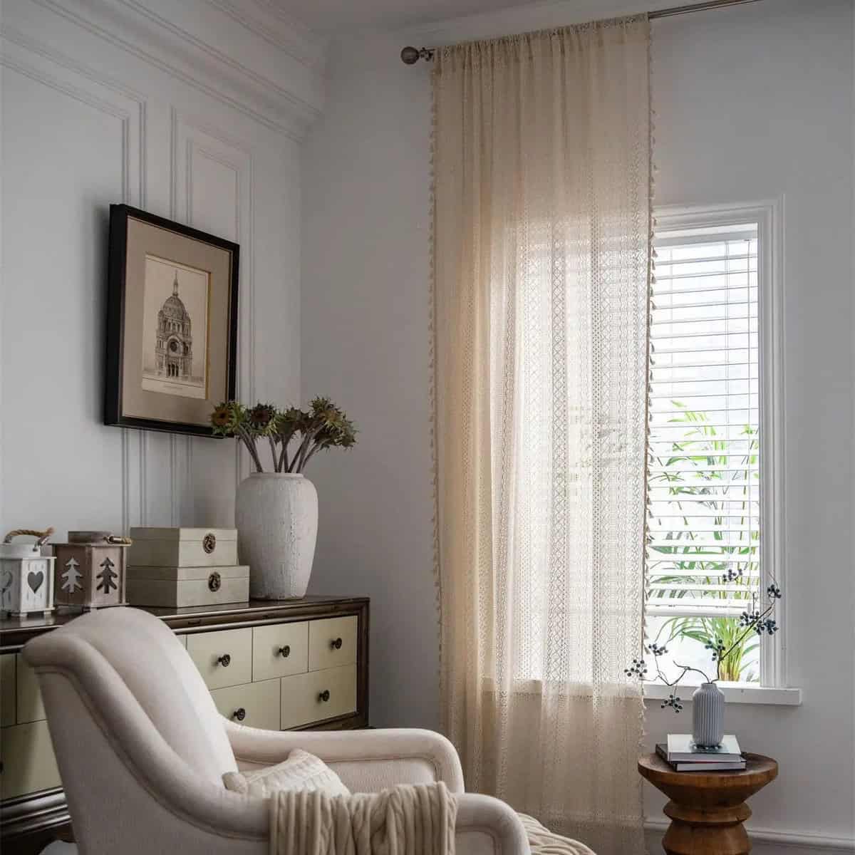 Rideau thermique transparent beige avec motifs, élégant dans un salon lumineux.