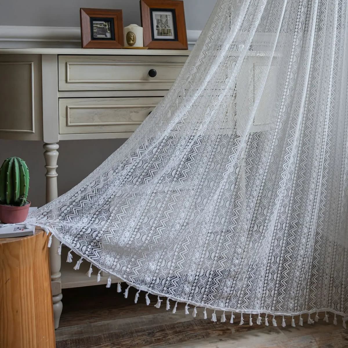 Rideau thermique transparent en dentelle blanche avec franges.