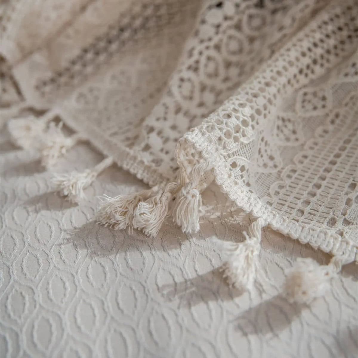 Rideau thermique transparent en dentelle avec franges.